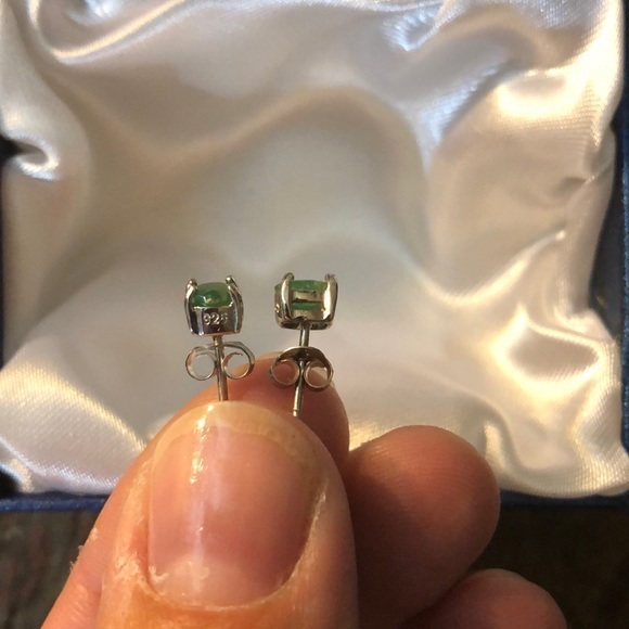 Natural .88 tcw Emerald stud earrings 925 silver - Picture 4 of 5